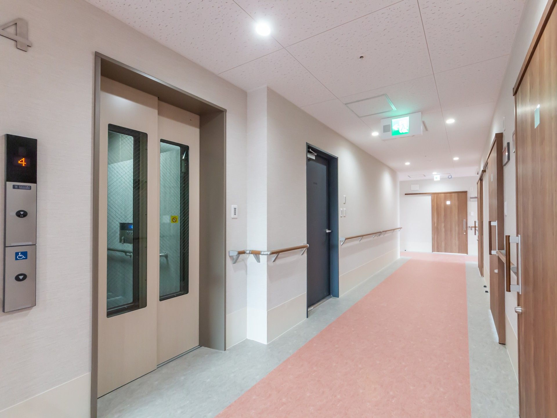 安全な廊下とエレベーター