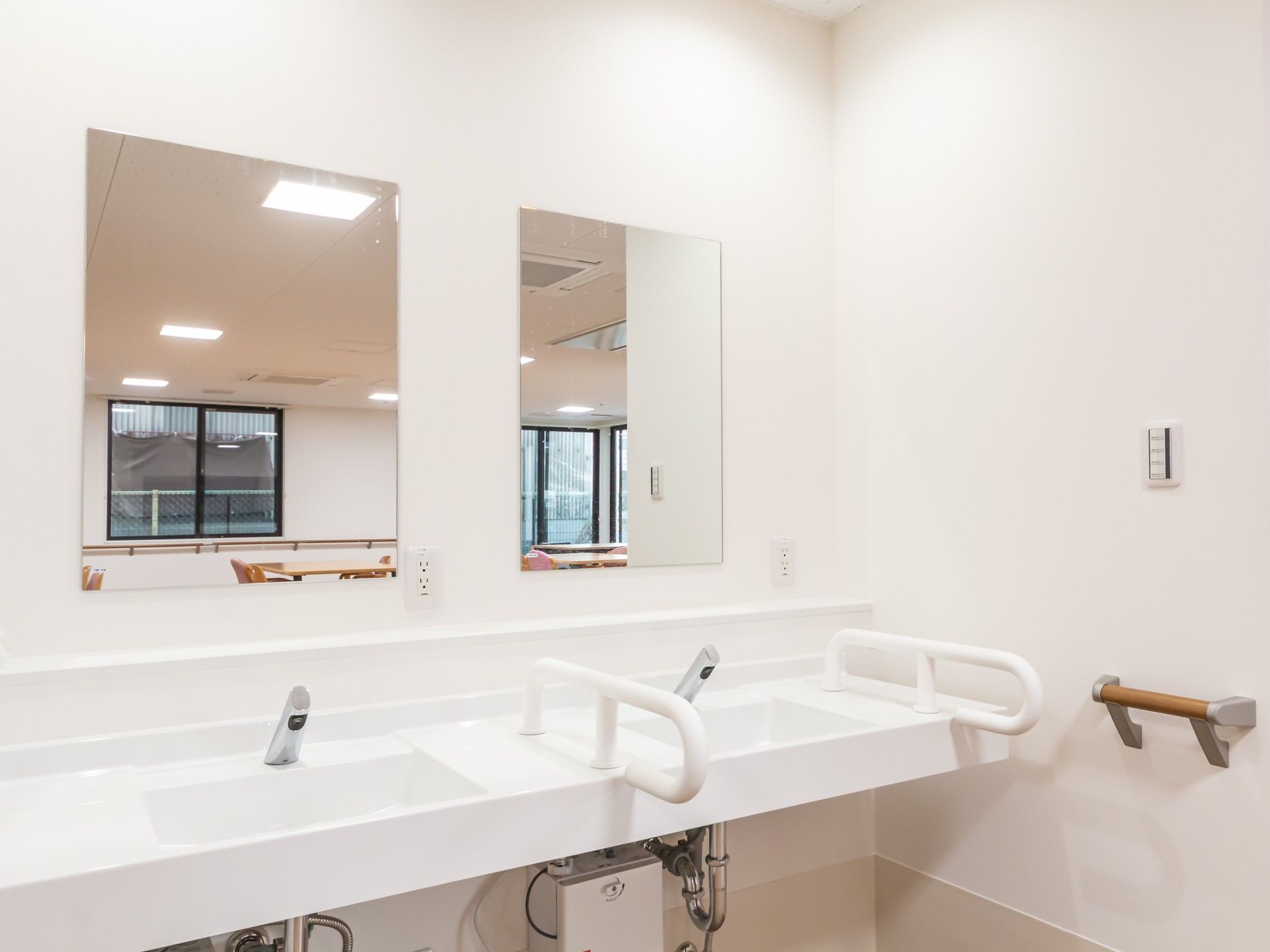 手洗い場の鏡と洗面台