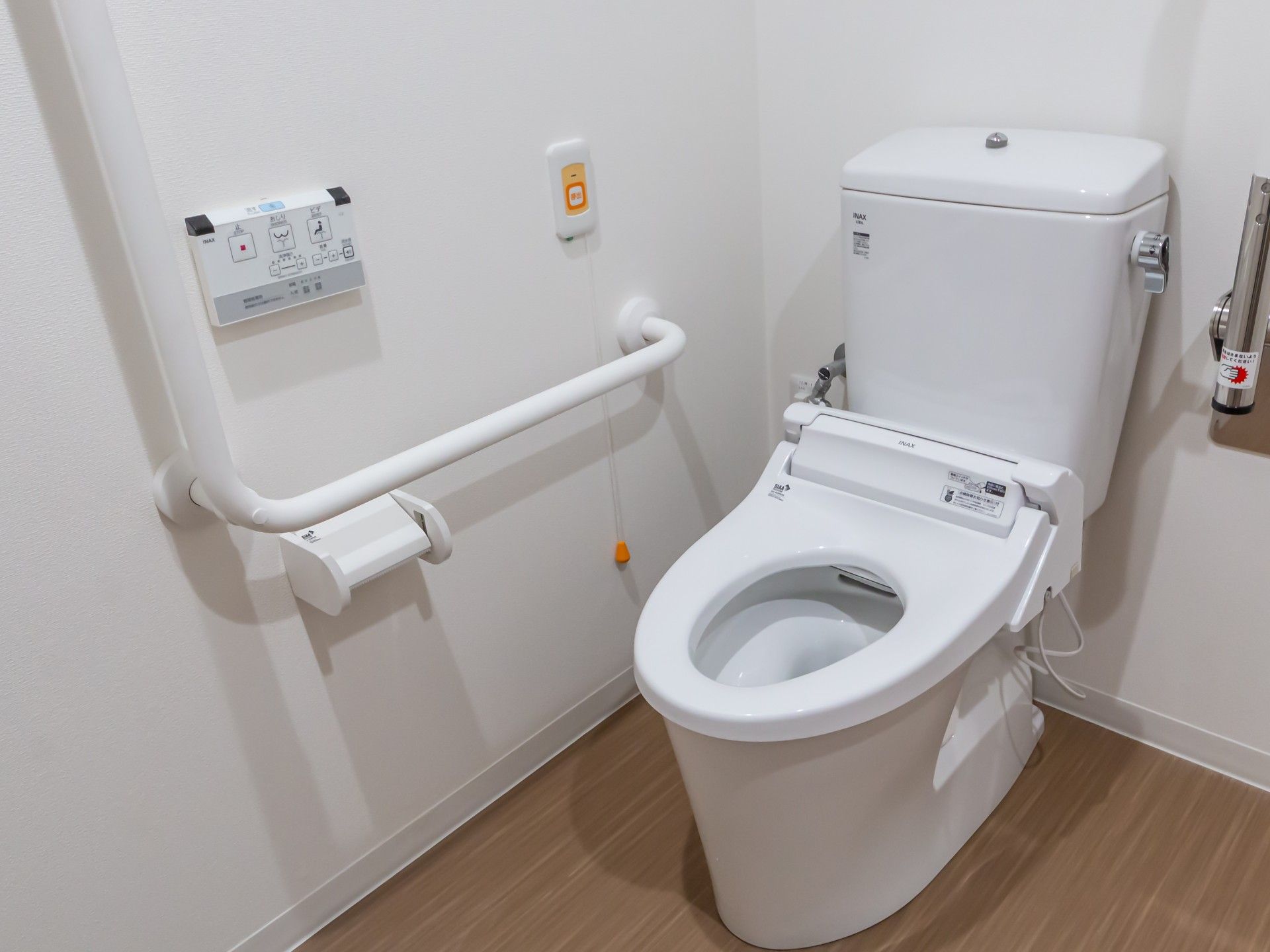 手すり付きのトイレ