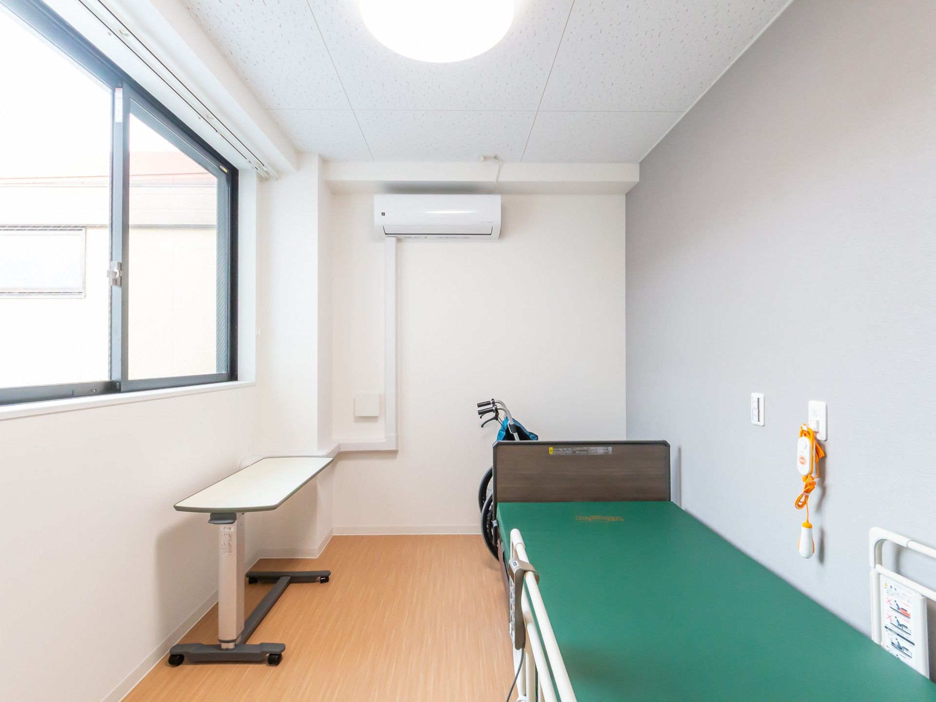 明るい個室の一角