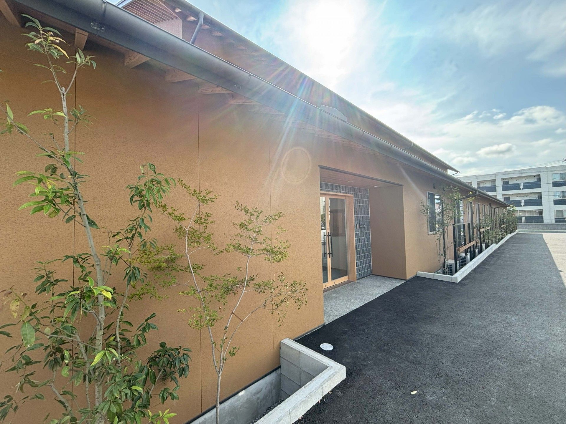 日差しが差し込む建物の外観