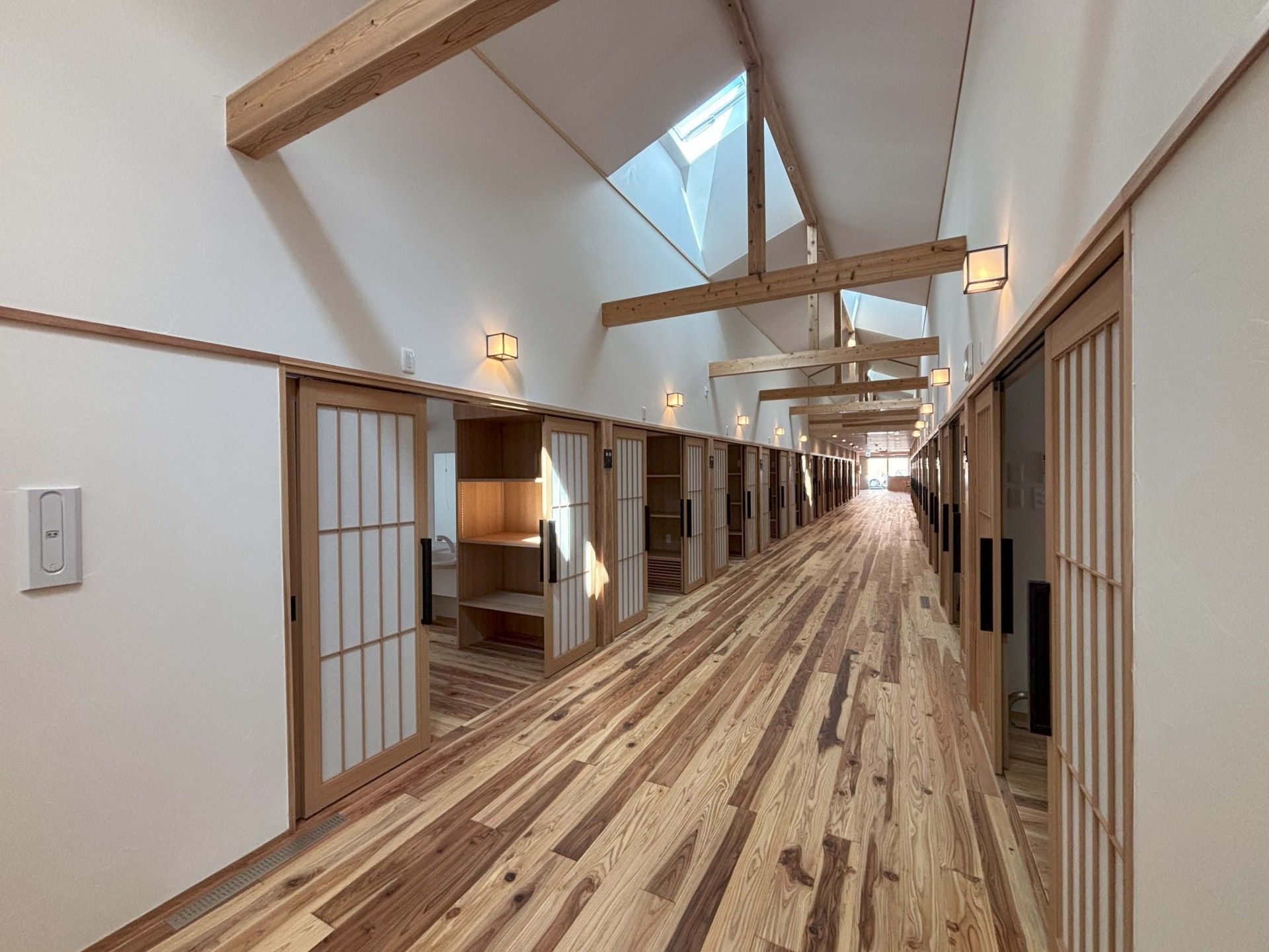 木の温もりを感じる廊下