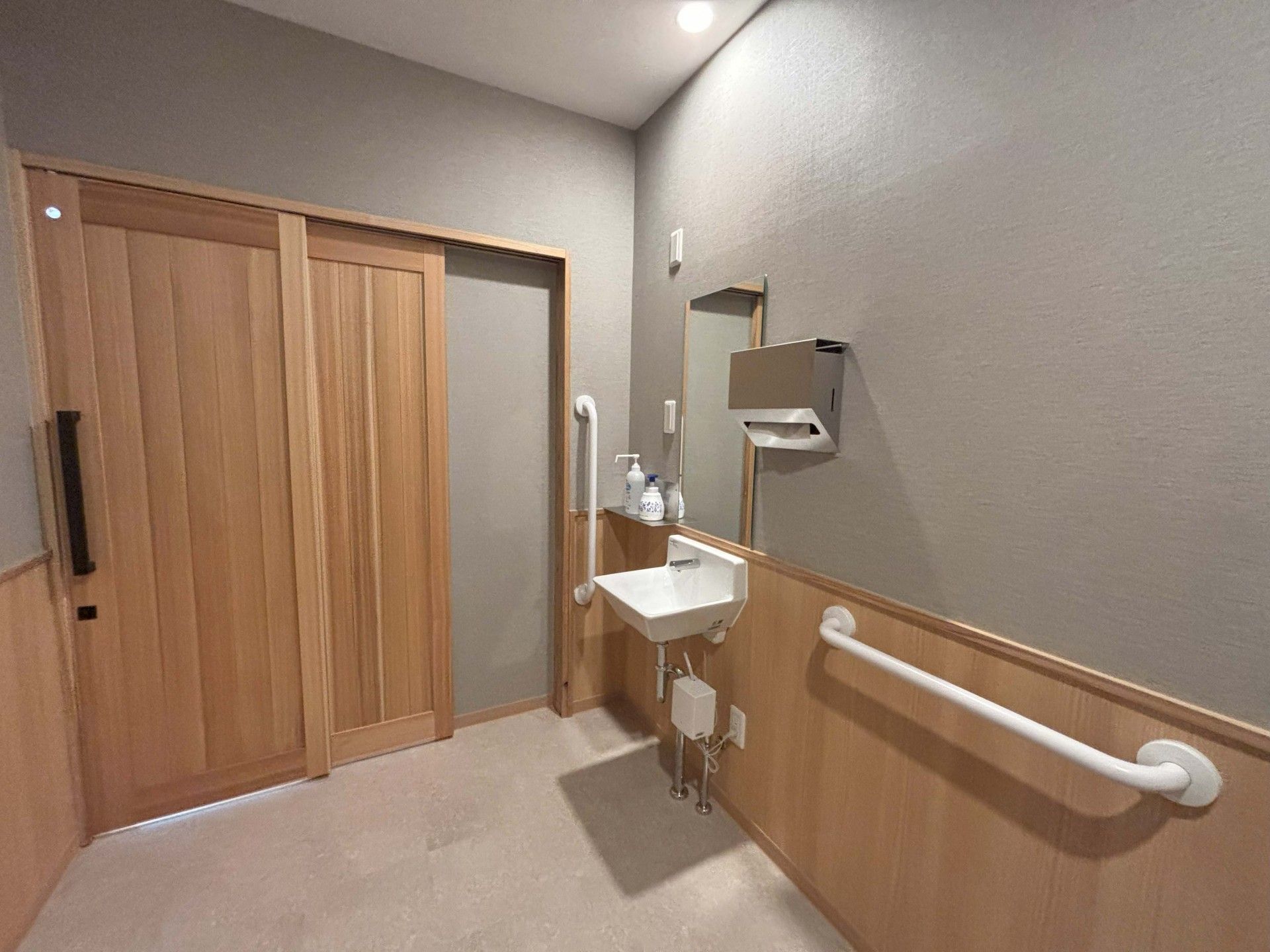 手洗い場と木製の扉