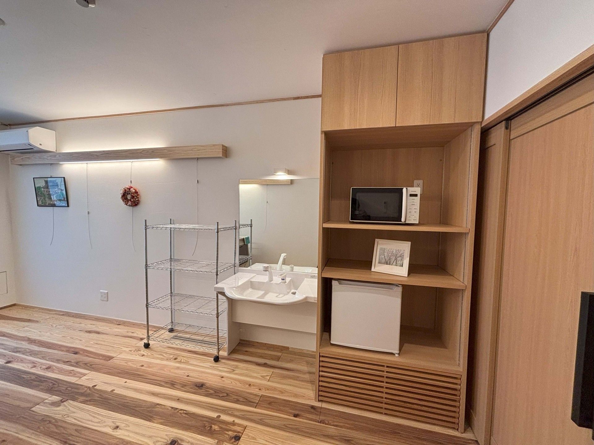 木目調の収納と洗面台