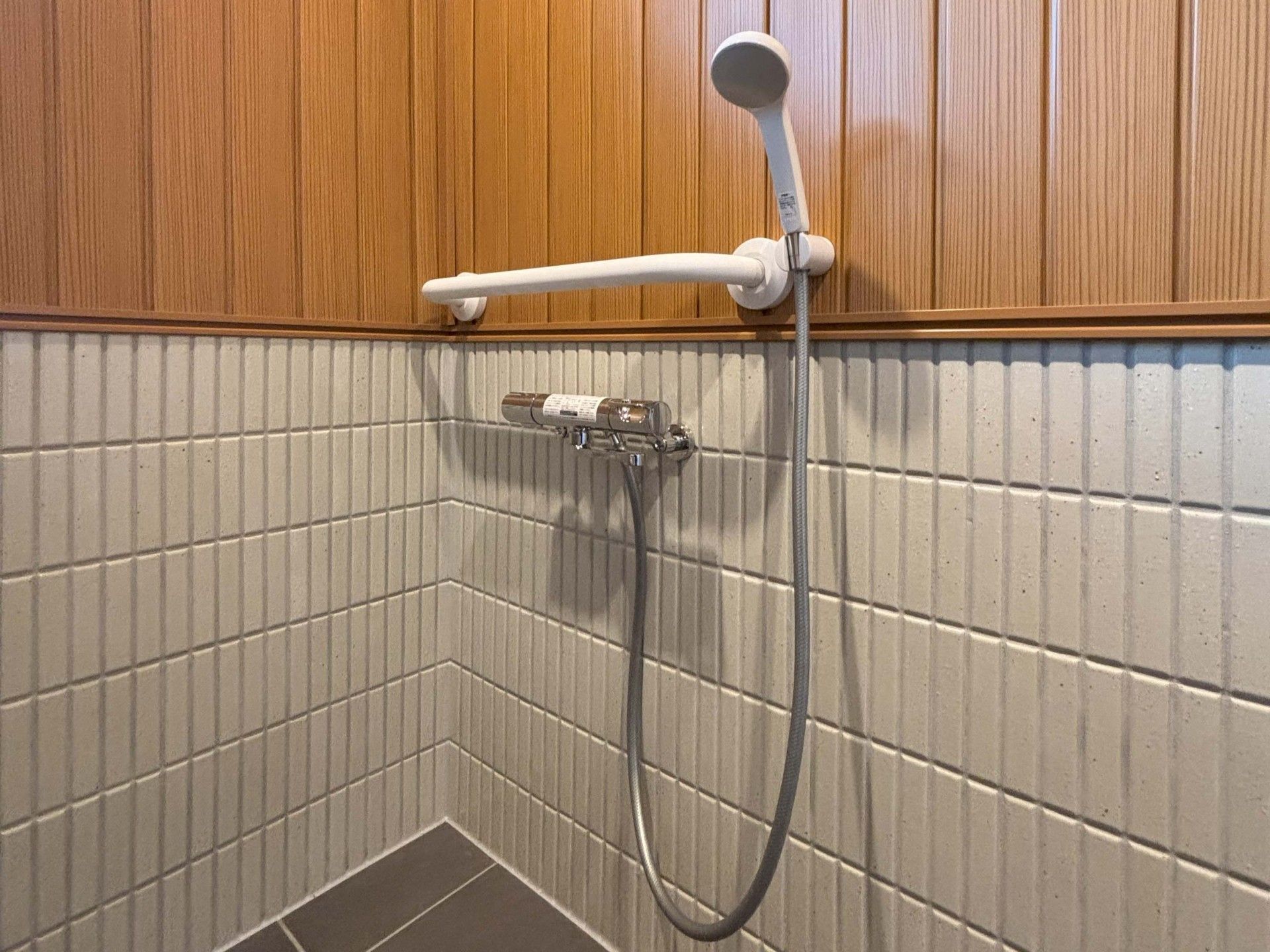 手すり付きのシャワー