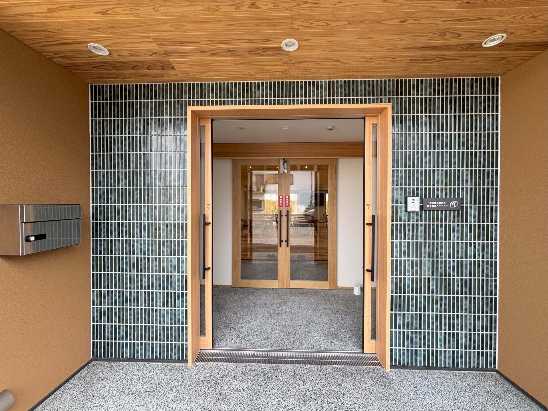 木製の扉がある玄関