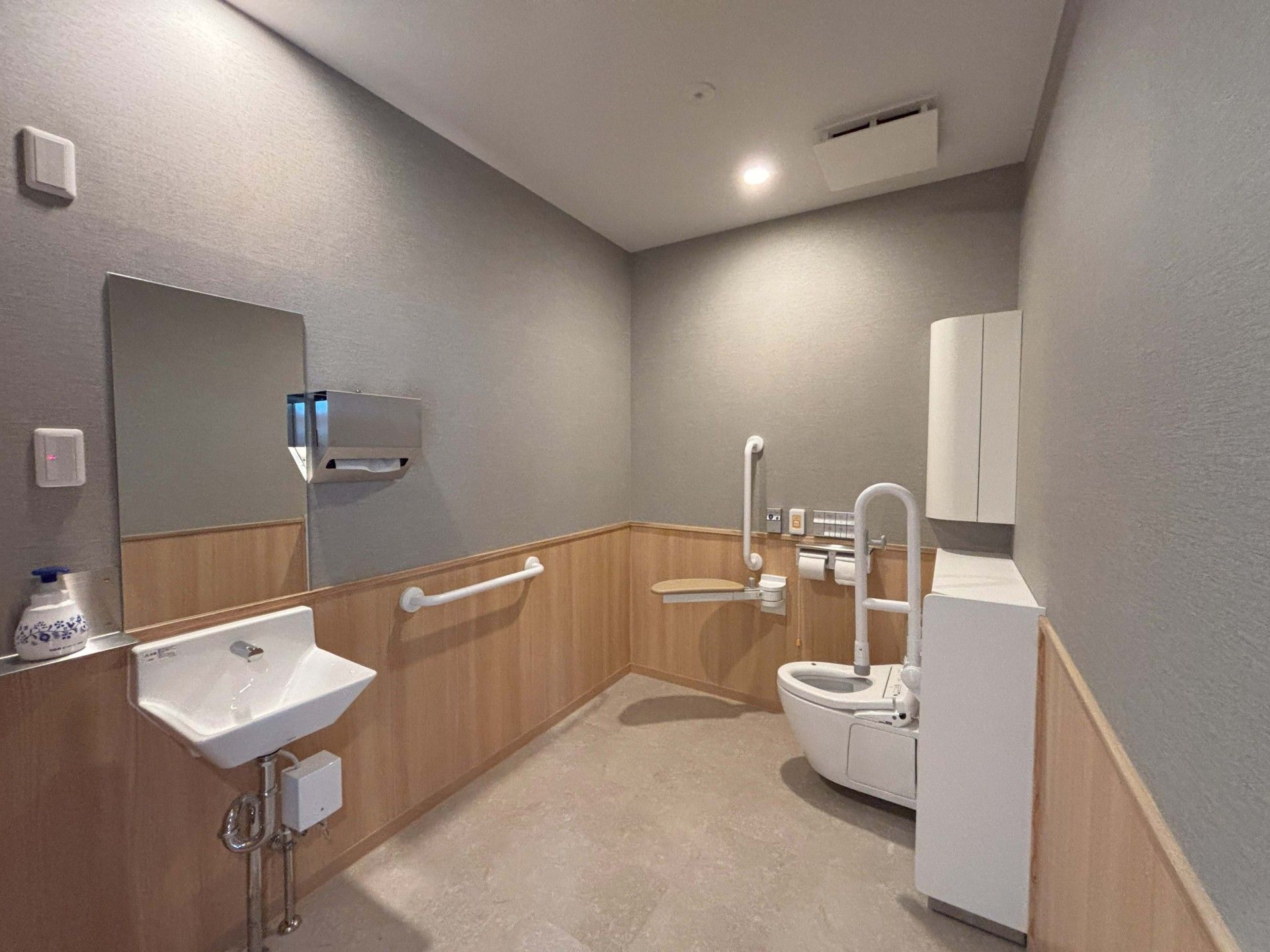 手すり付きの広いトイレ