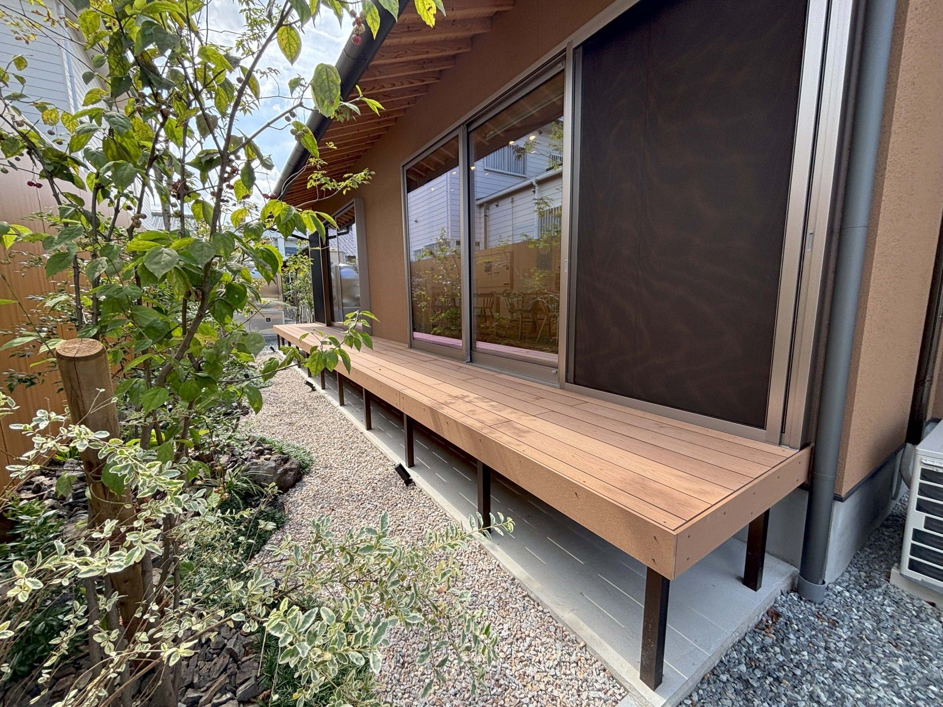 緑に囲まれた縁側