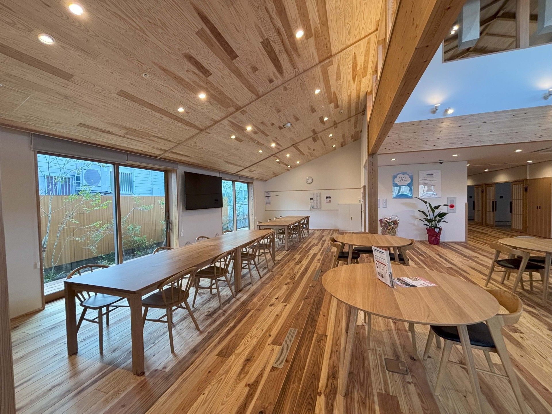 木の温もりを感じる広間