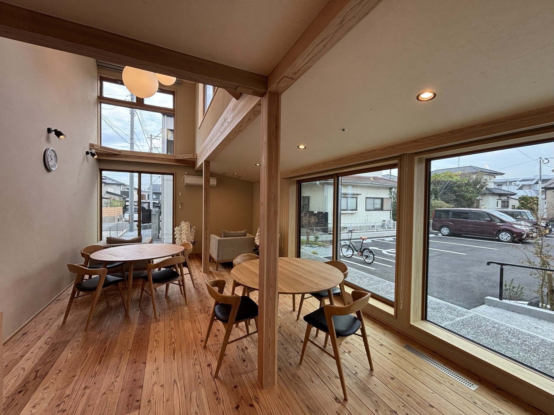 大きな窓のあるリビング