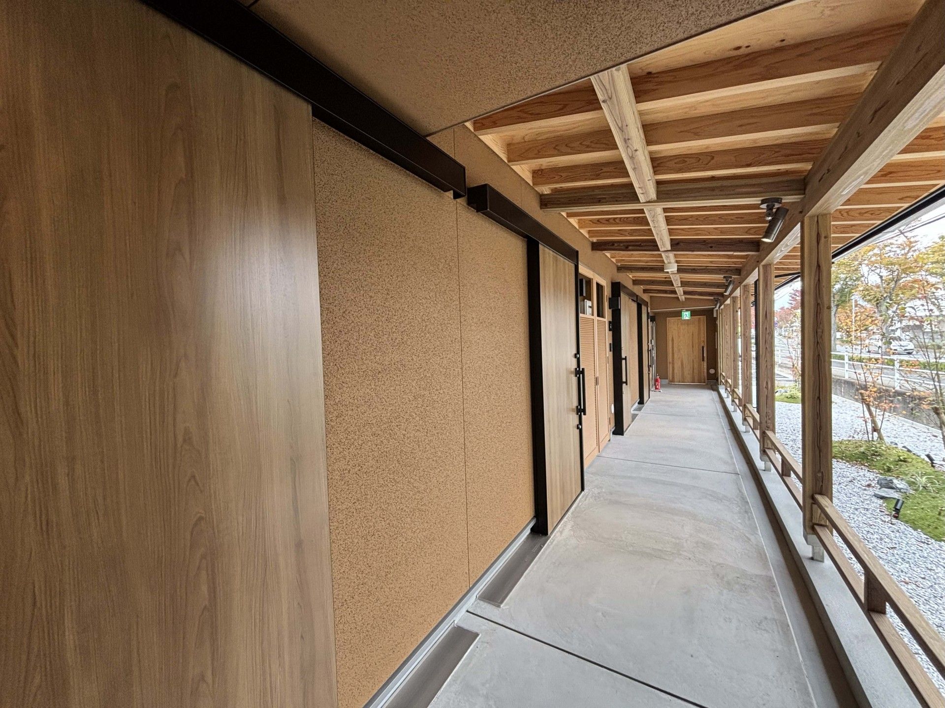 木の温もりを感じる廊下