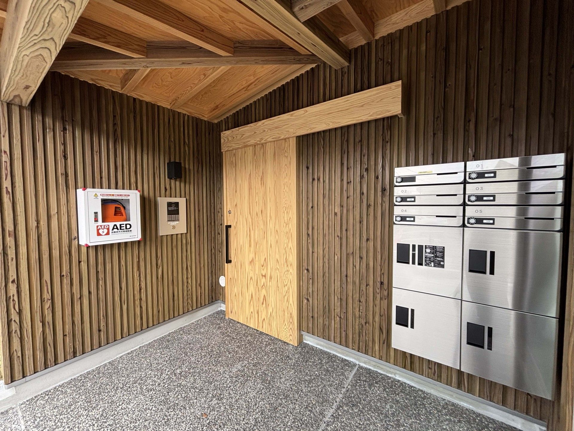 木目調のエントランス