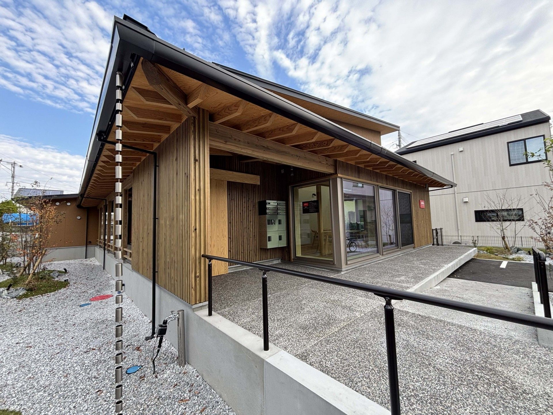 木の温もりを感じる外観