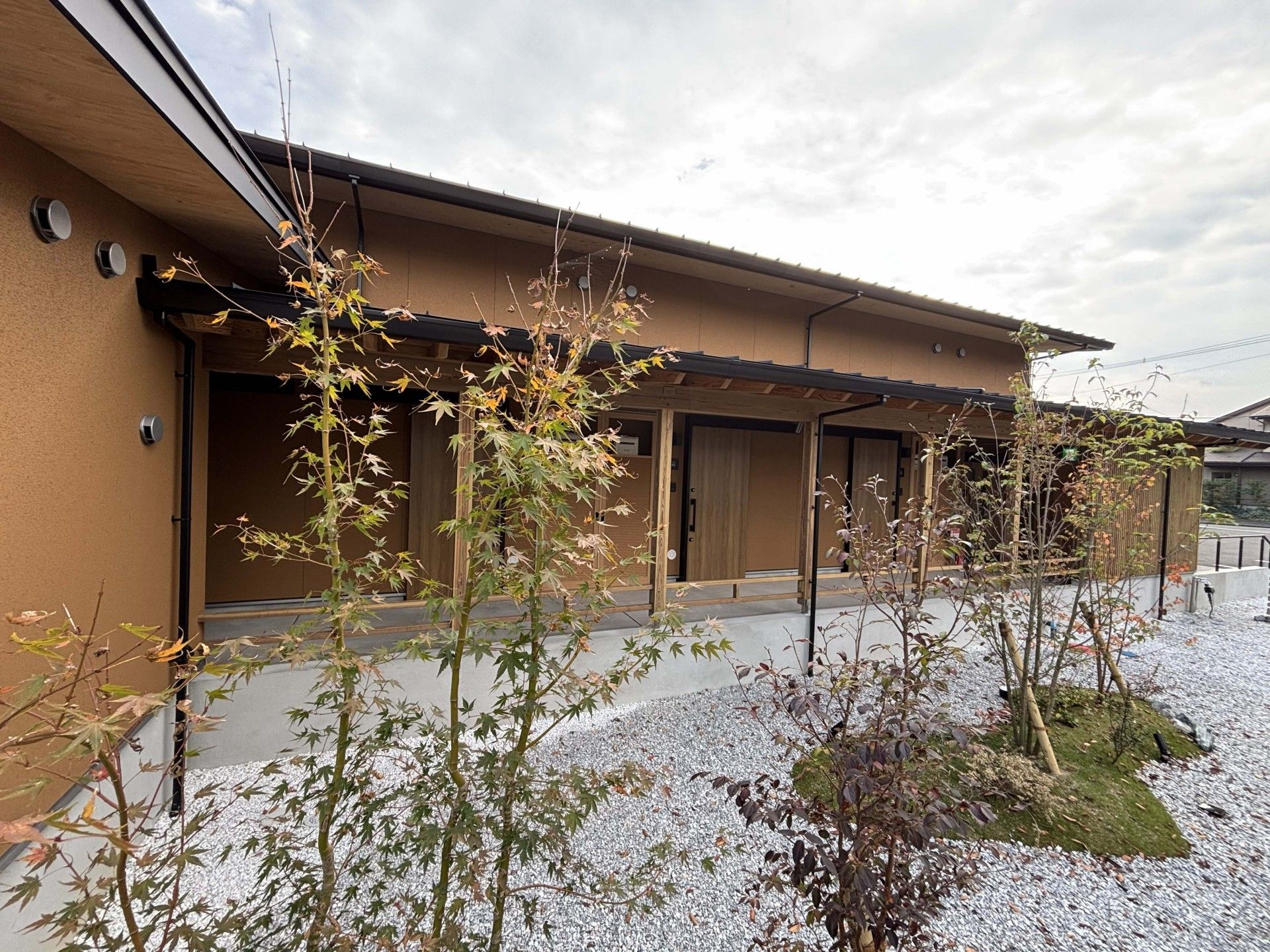 落ち着いた外観の建物