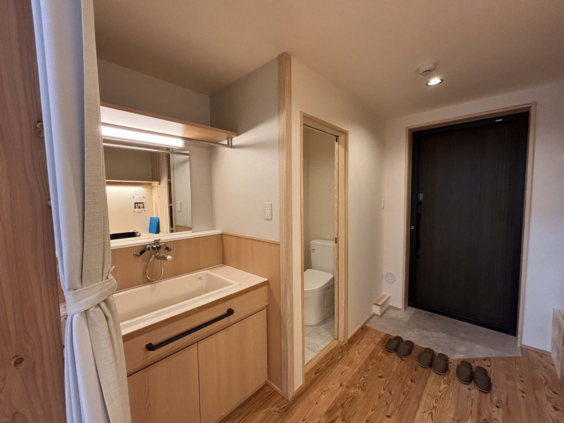 洗面台とトイレのある空間