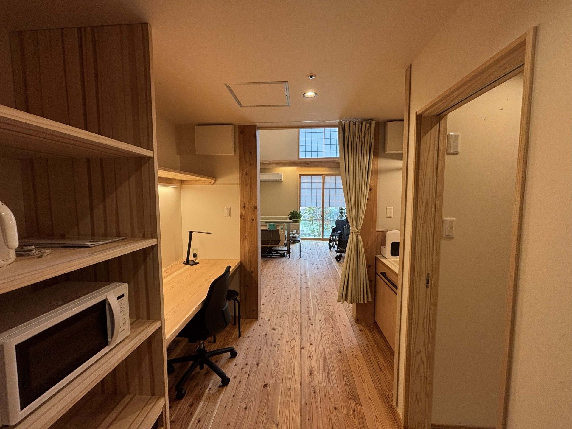 木の温もりが感じられる廊下