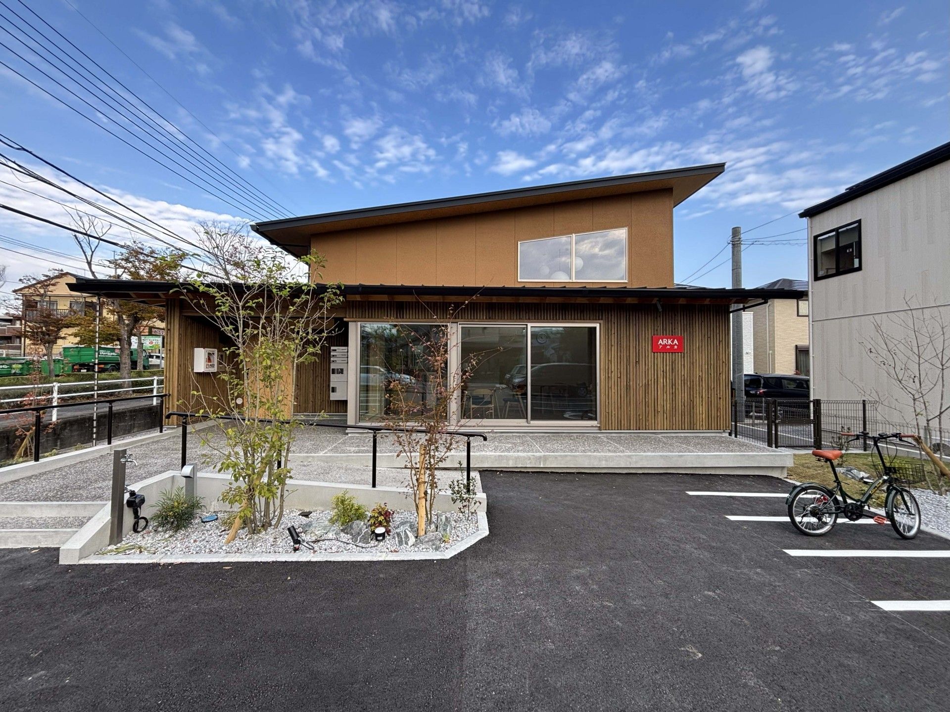 木目調の建物外観