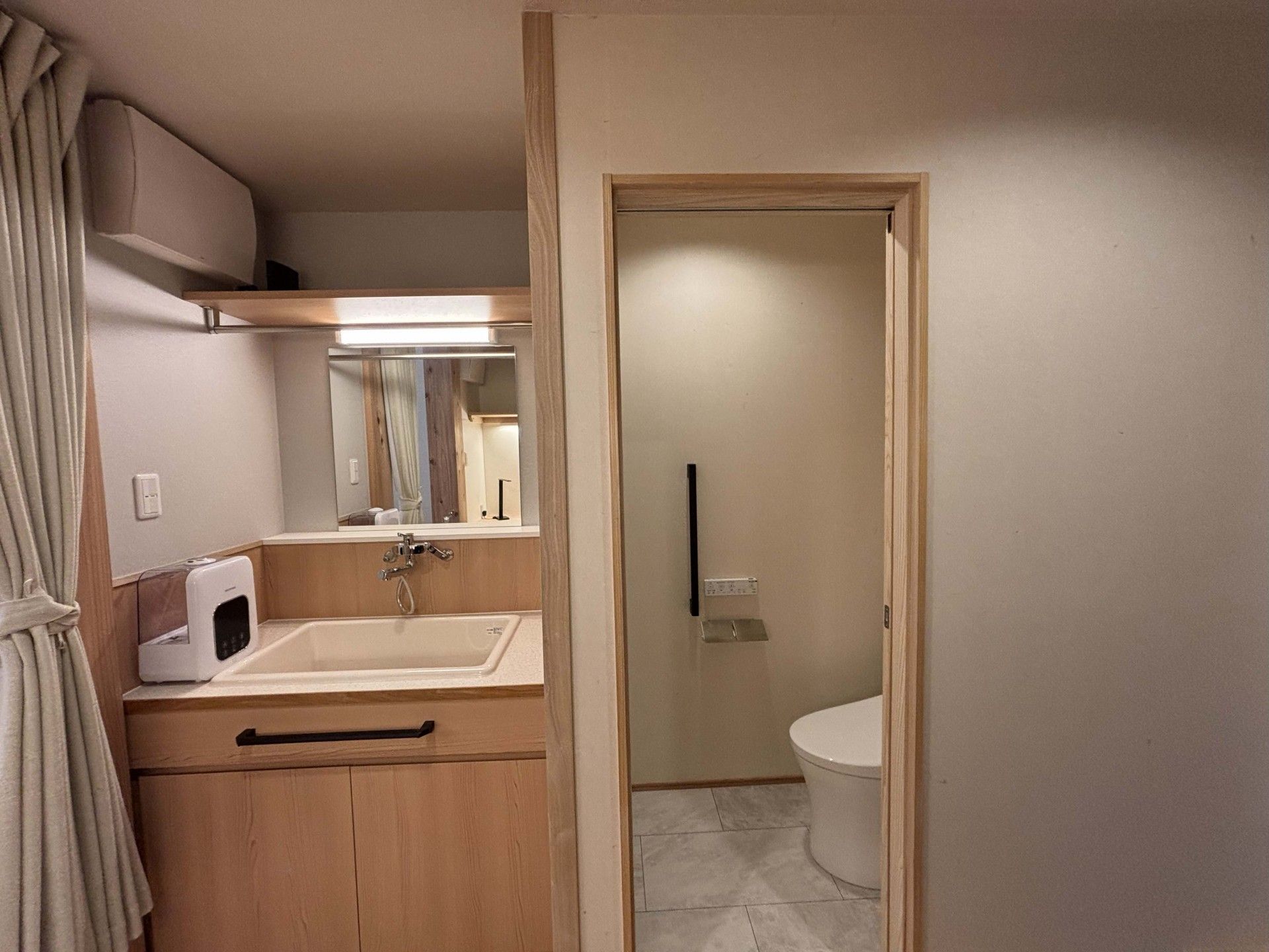 洗面台とトイレの空間