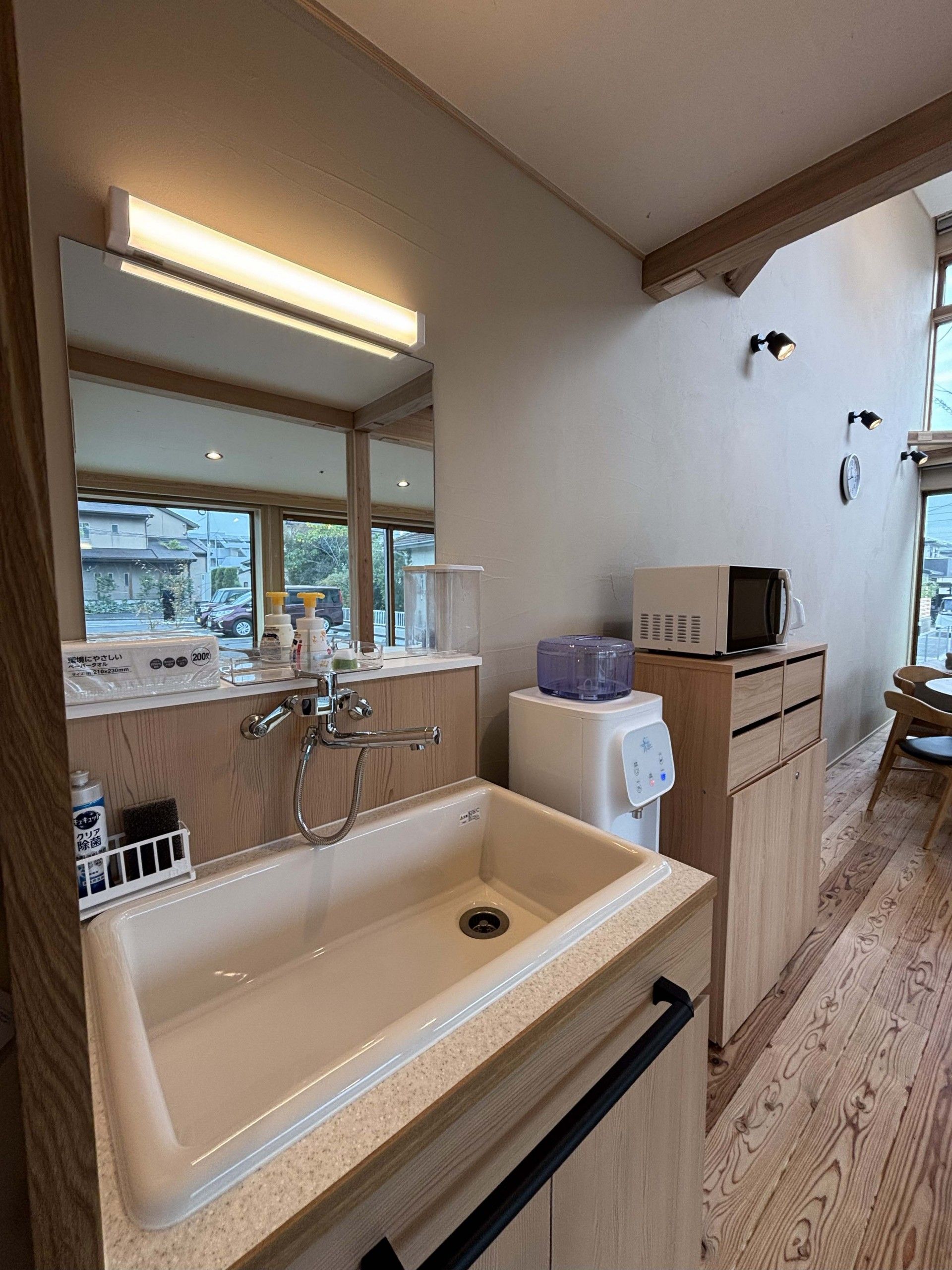 清潔な洗面台と調理設備