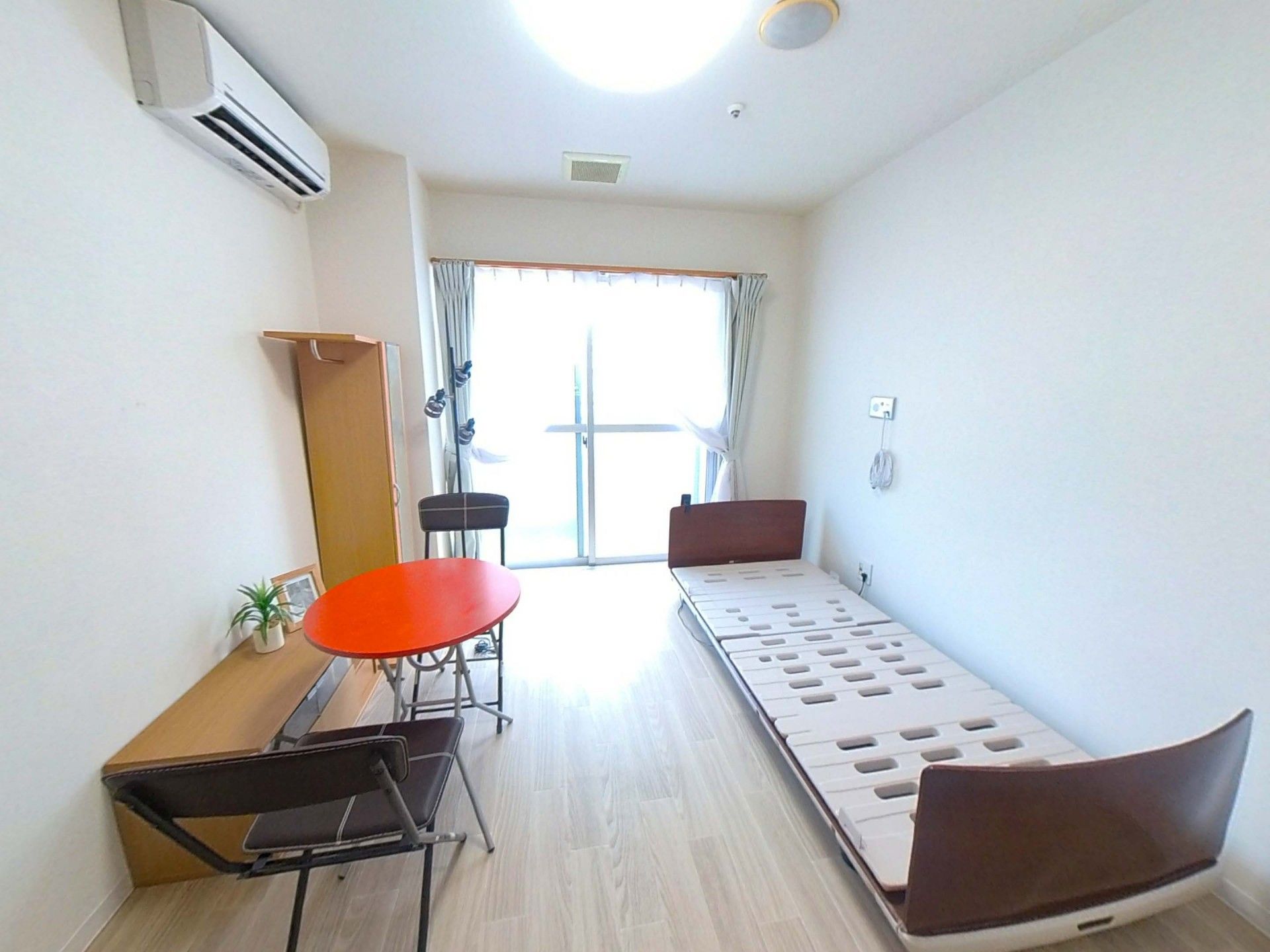 明るい個室の様子