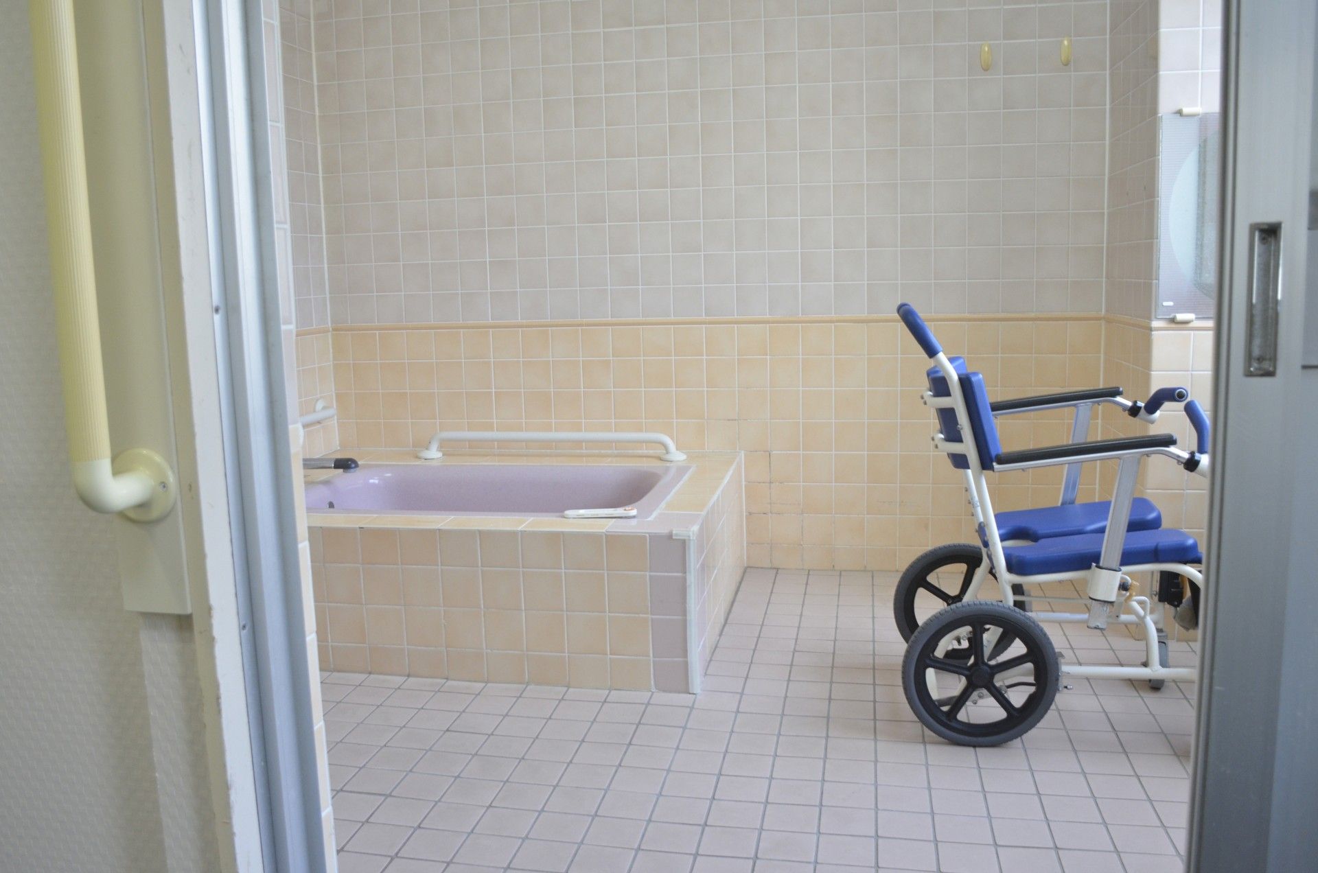 車椅子対応の浴室