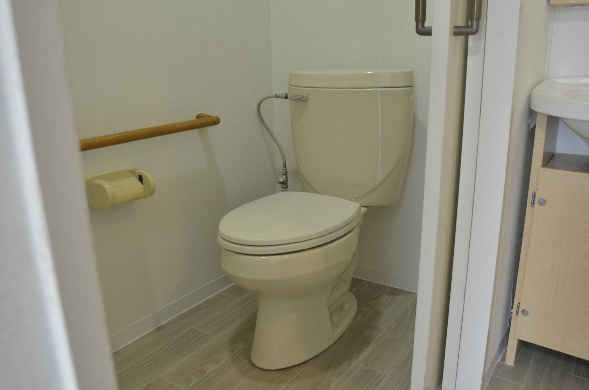 手すり付きのトイレ