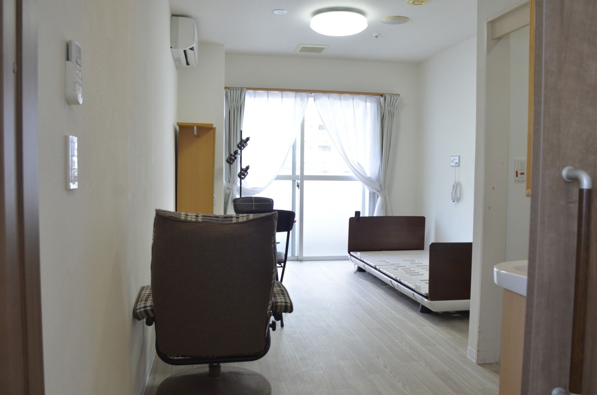 明るい個室の様子