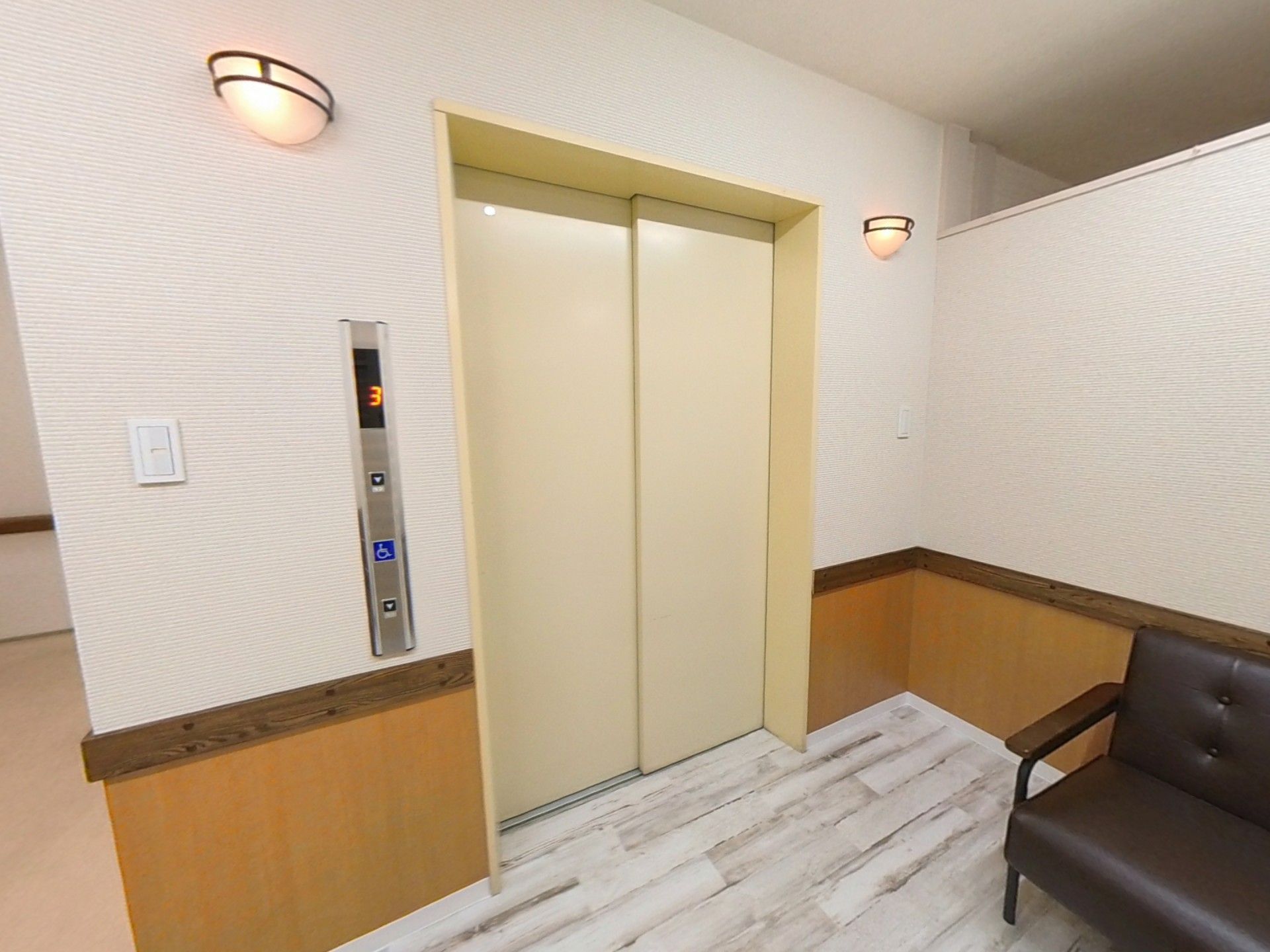 エレベーター前の廊下