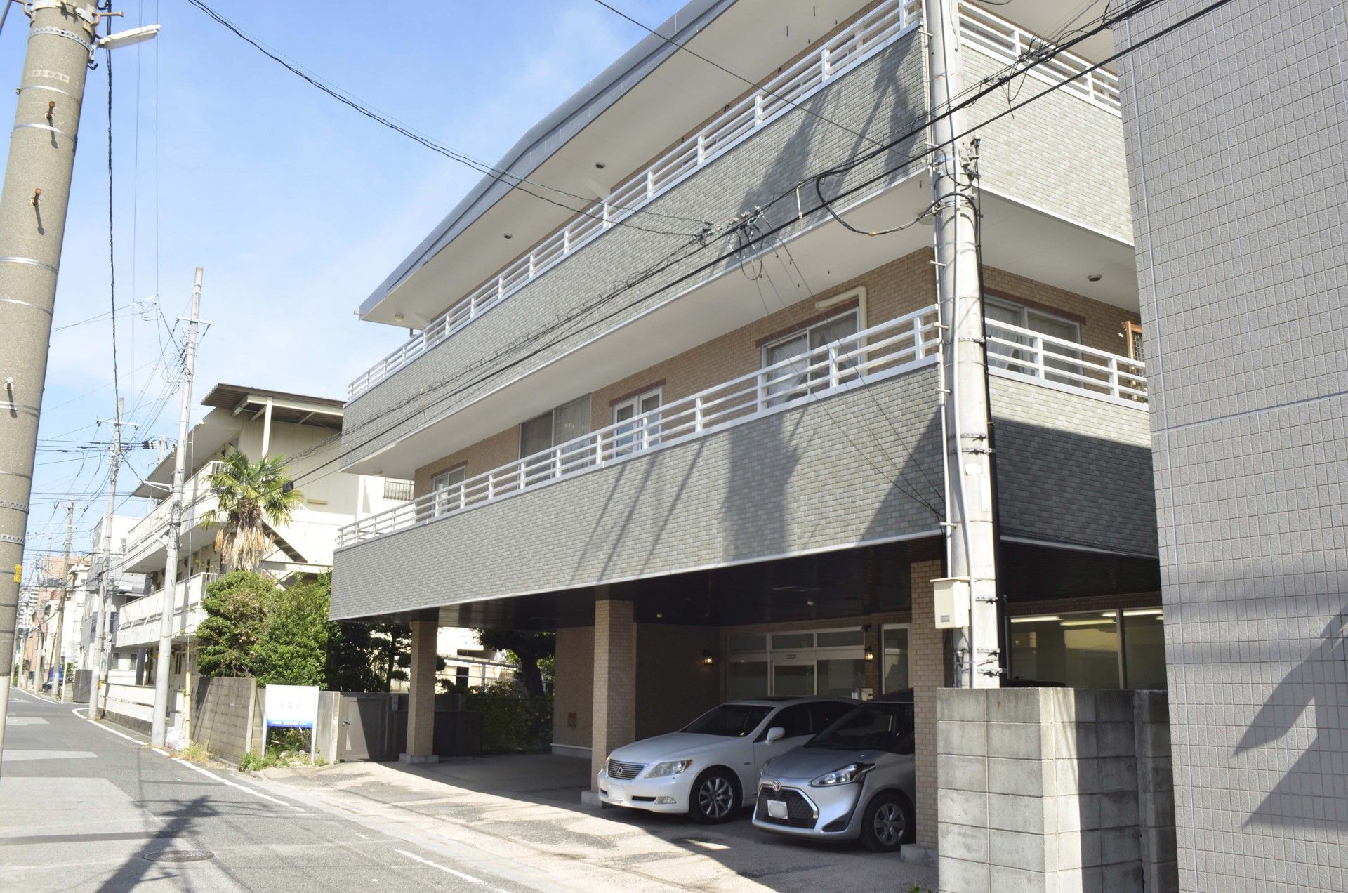 落ち着いた外観の建物