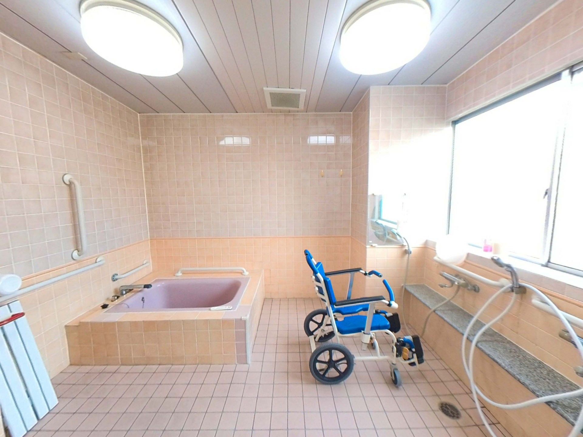 手すり付きの浴室