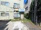 静かな住宅街にある建物の外観