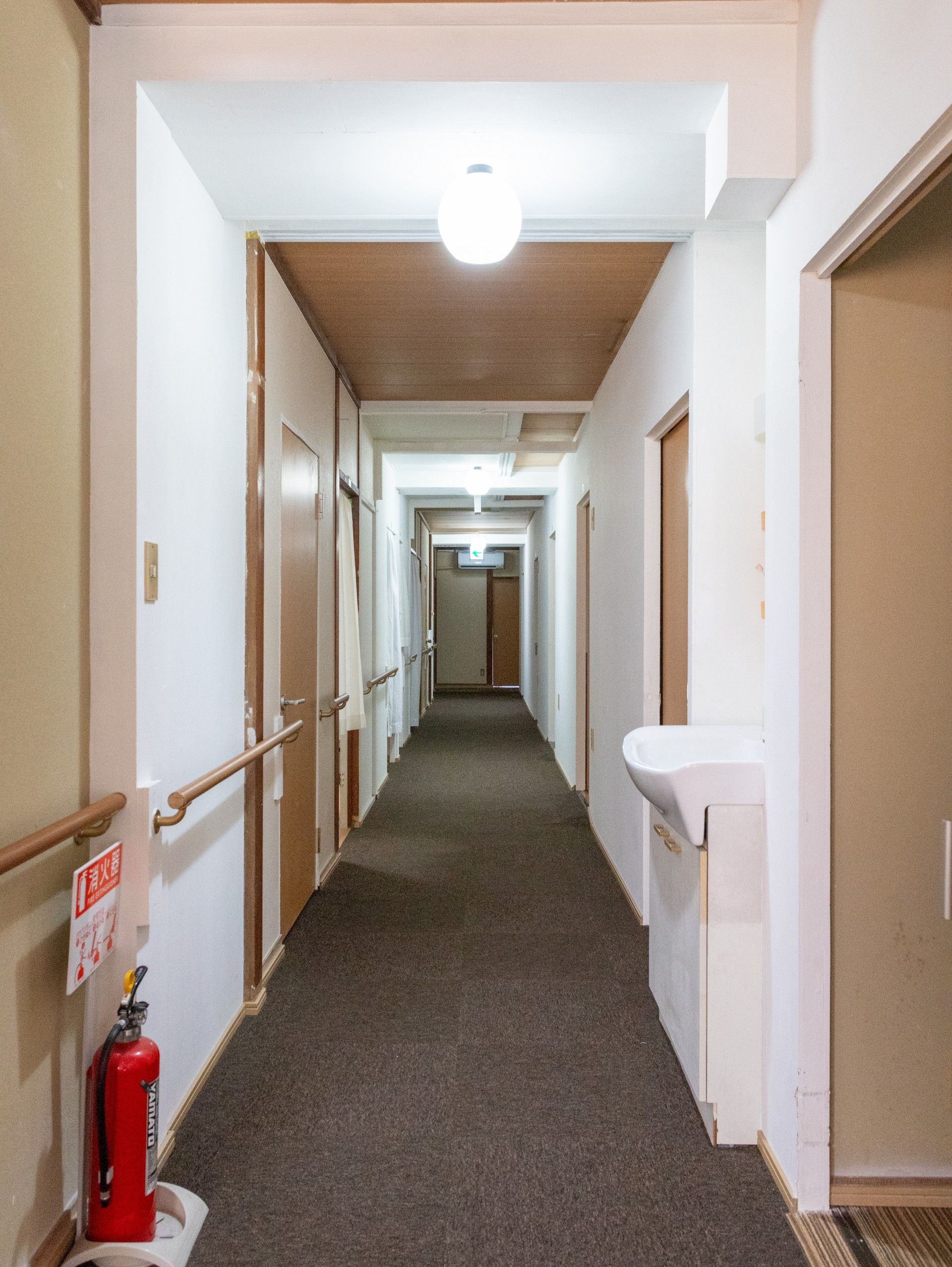 手すり付きの長い廊下