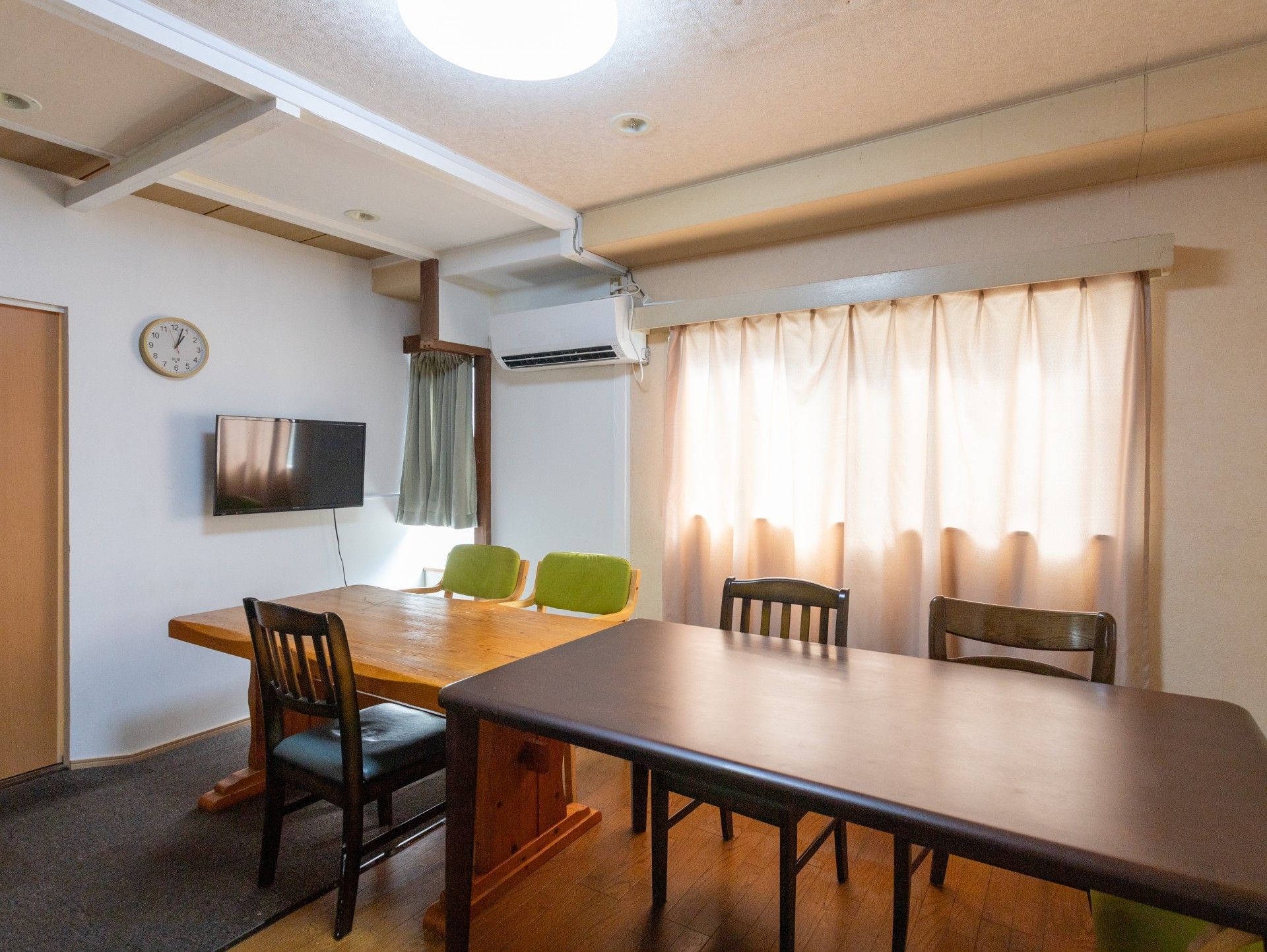 日差しが差し込む部屋