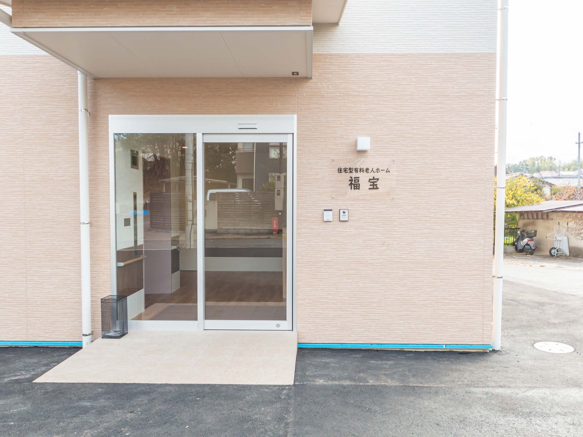 ガラス扉のエントランス