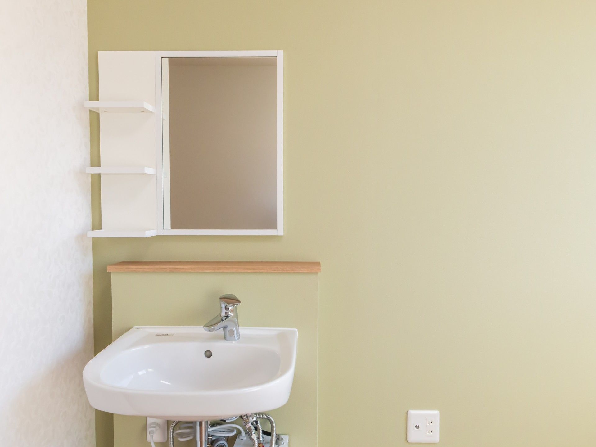 洗面台と鏡の壁面