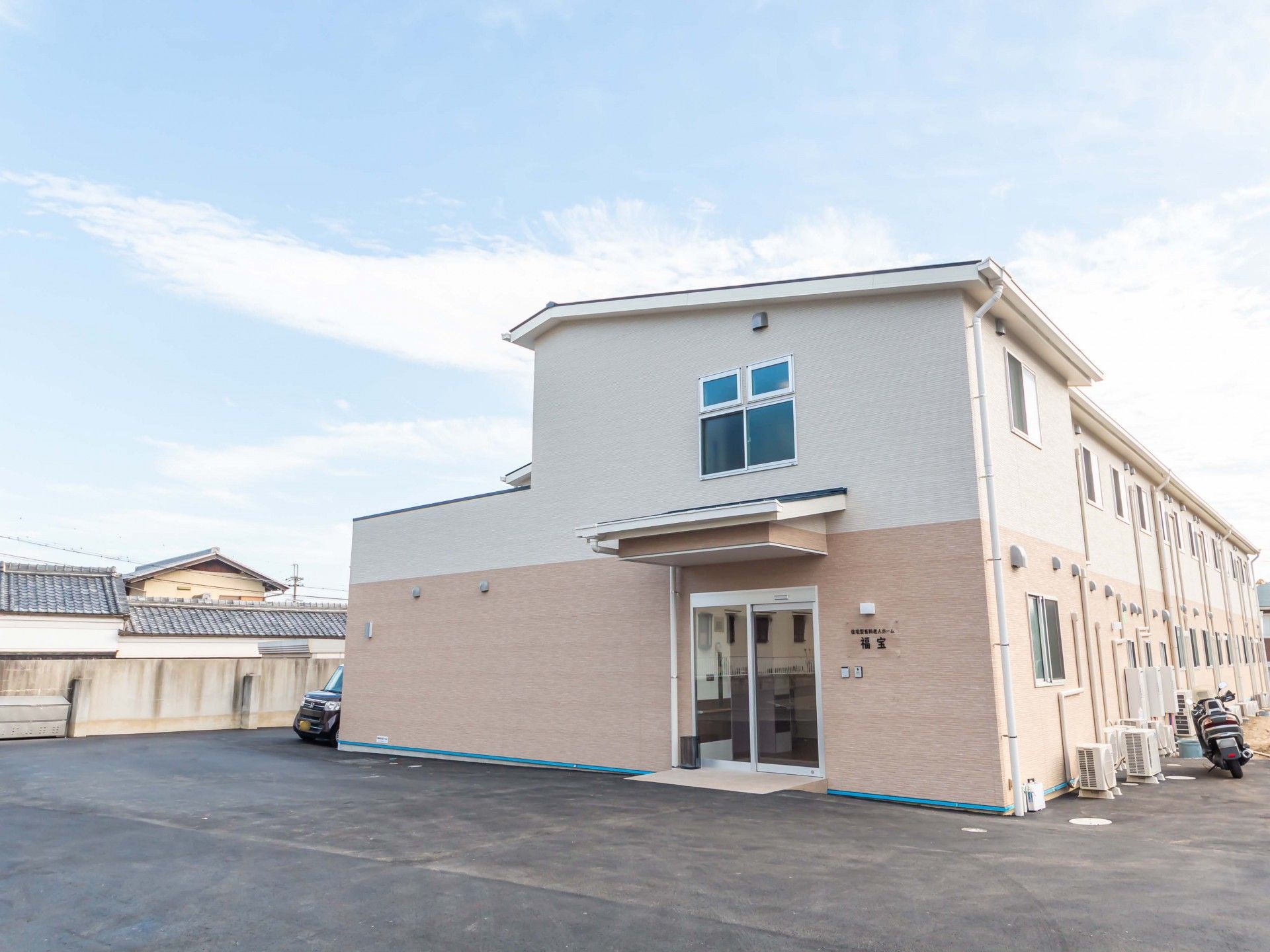 広い駐車場のある建物