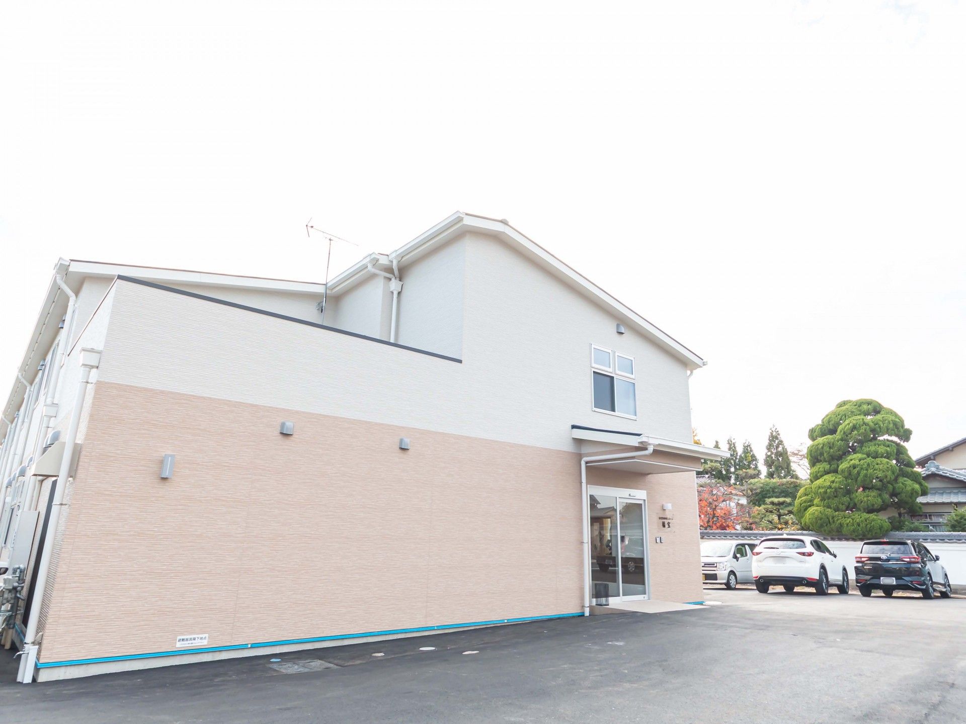 広い駐車場の建物外観