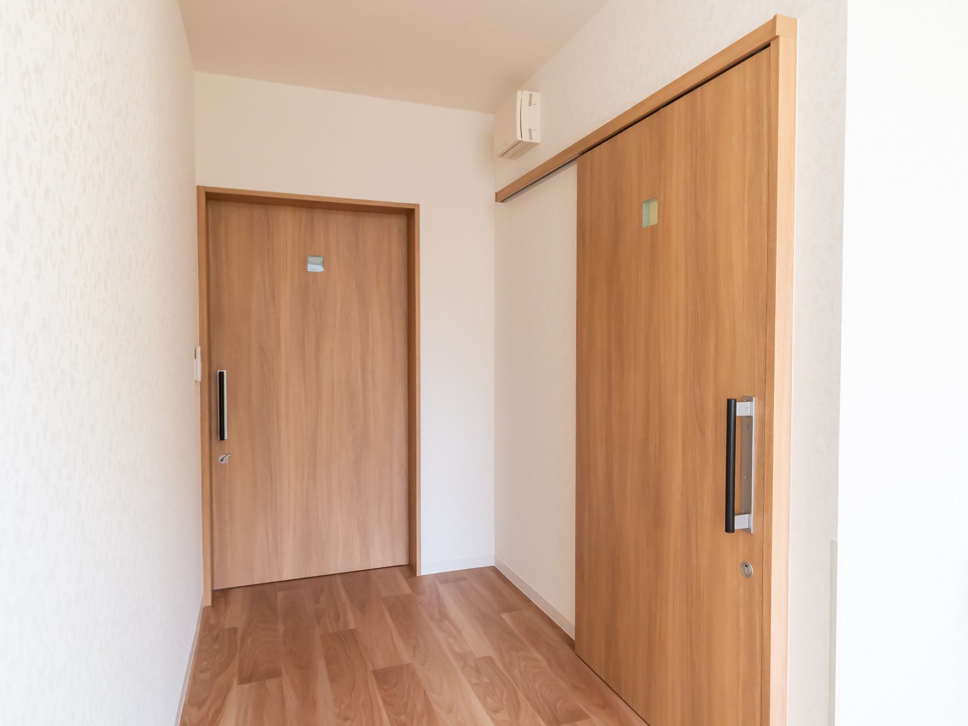 木製の引き戸とドアの廊下