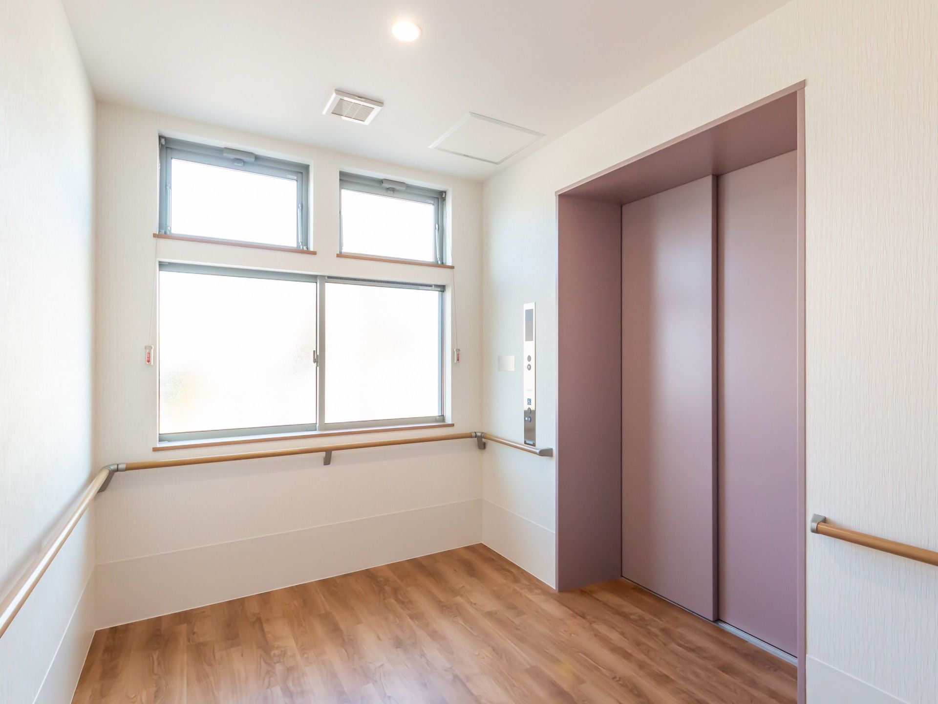 明るいエレベーターホール