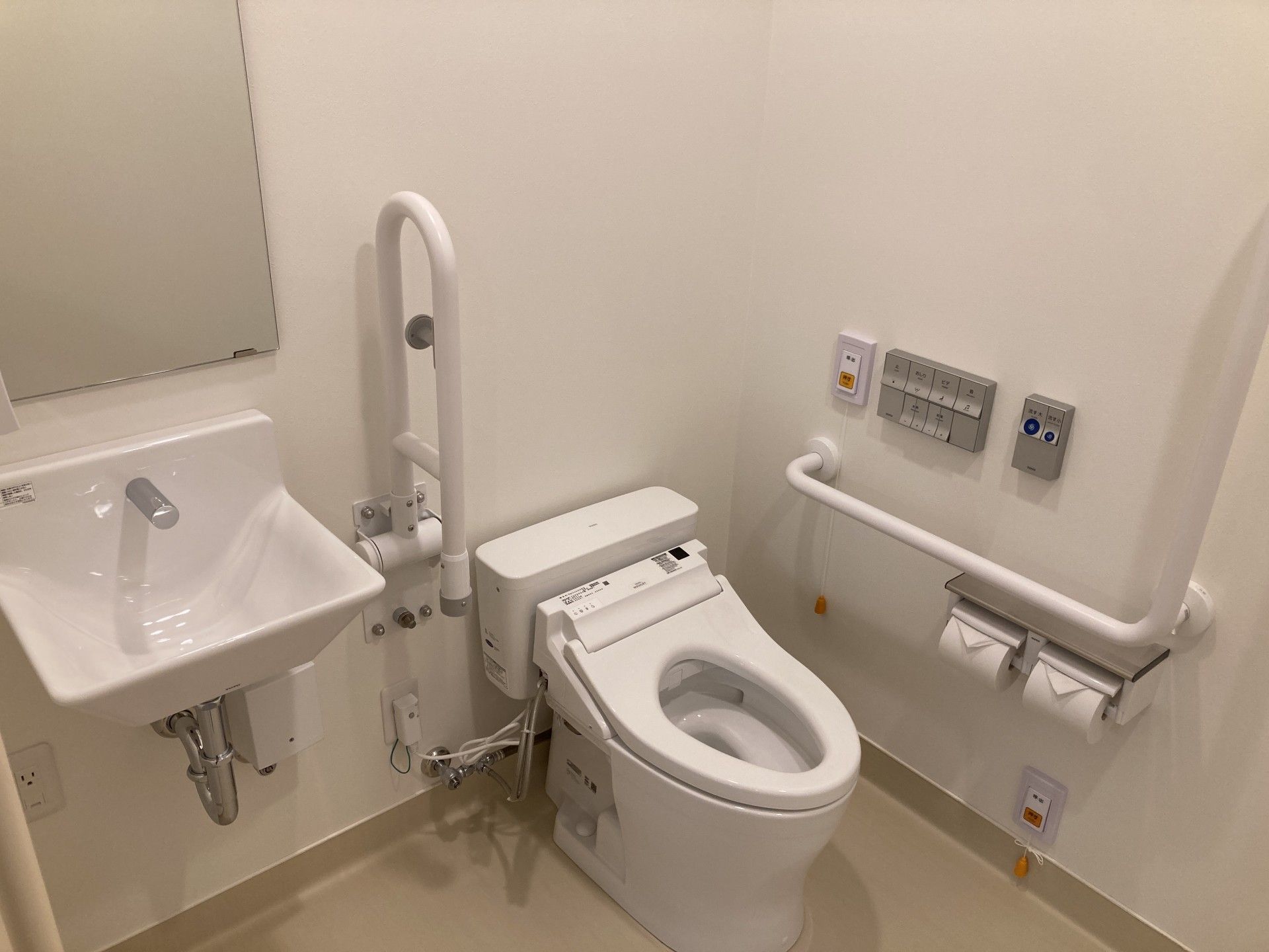手すり付きのトイレ