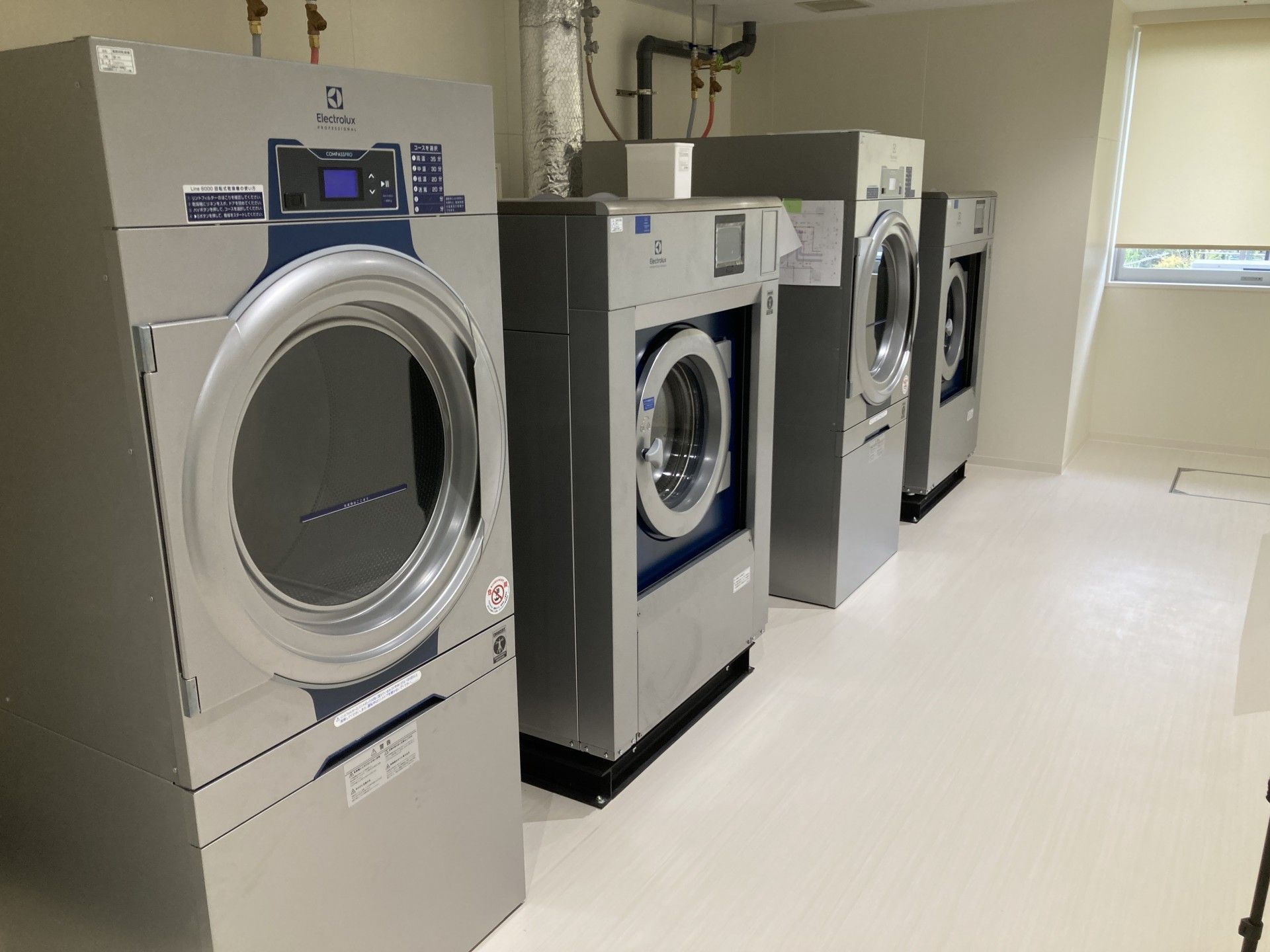 洗濯機が並ぶ部屋