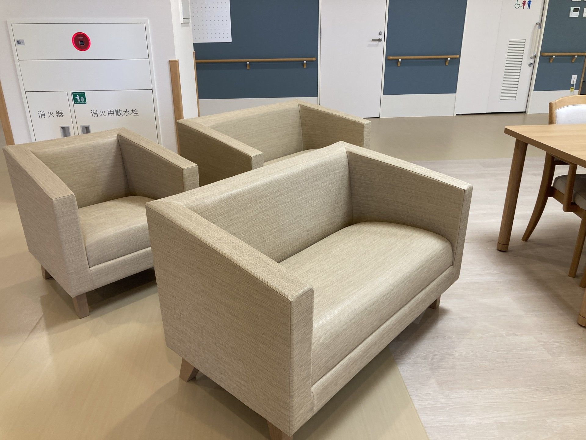 くつろぎの椅子とテーブル