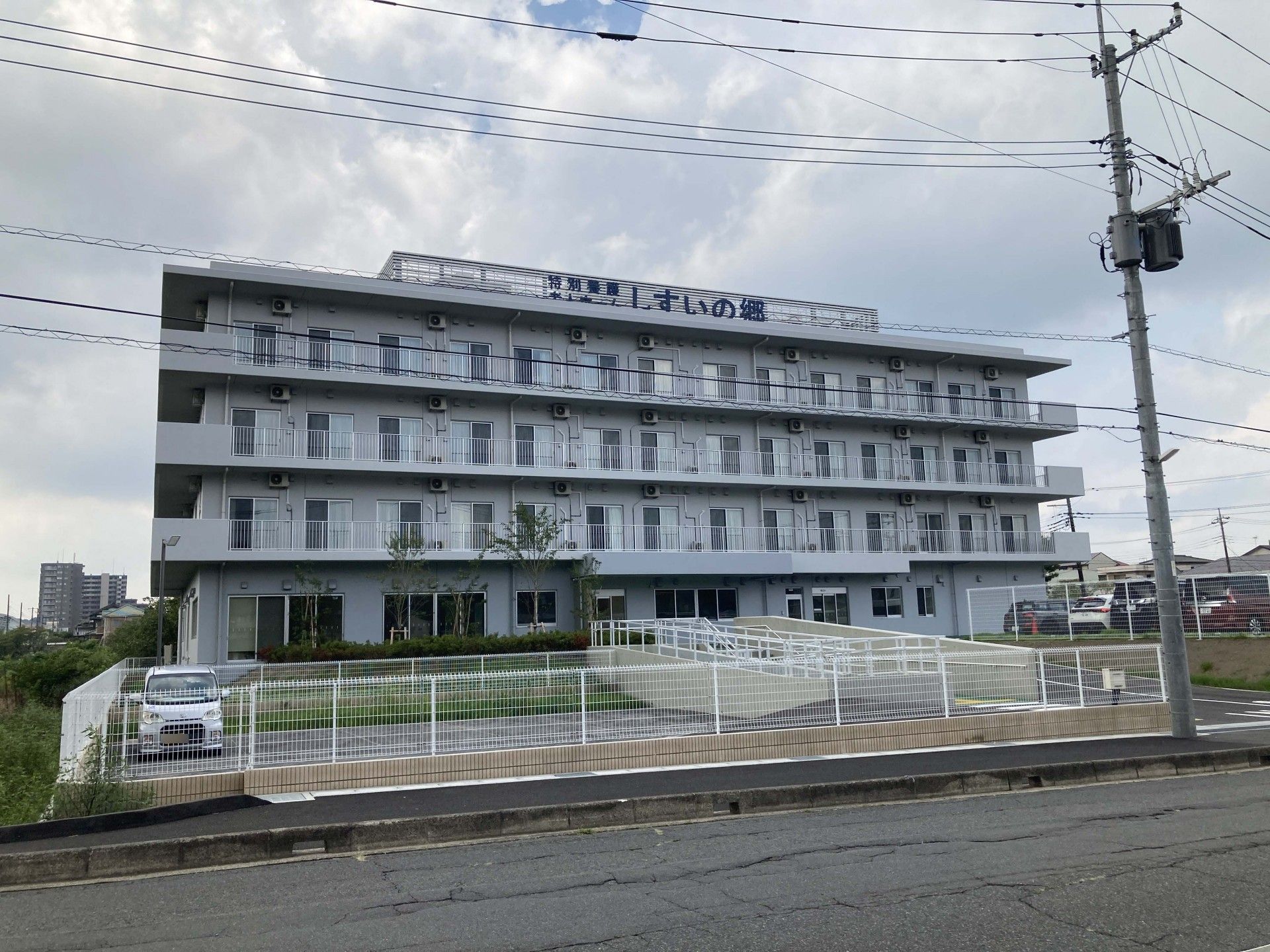 白い建物の外観