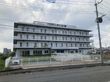 白い建物の外観