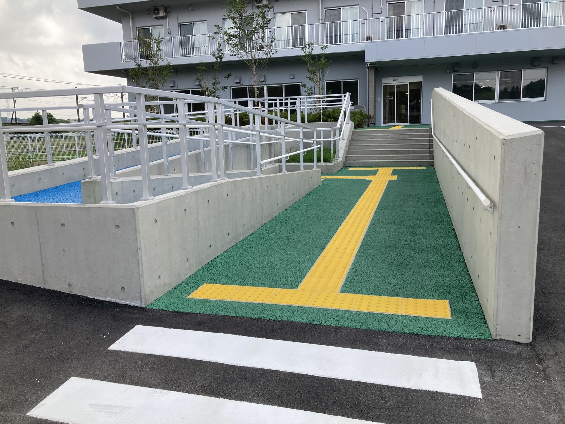 安全なスロープと階段