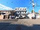 駐車場のある建物の外観