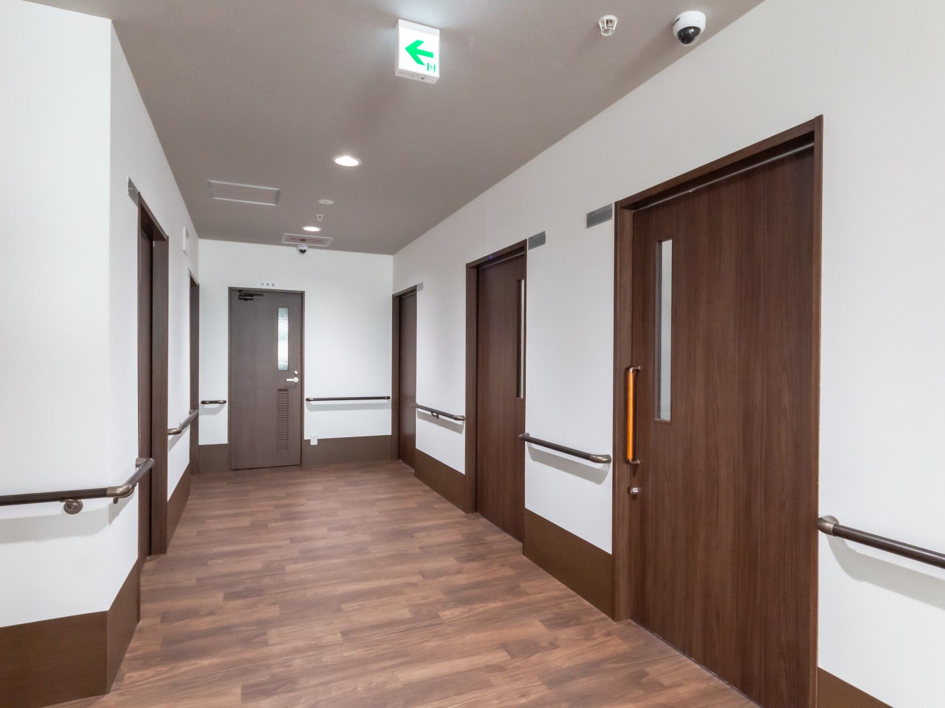 手すり付きの廊下