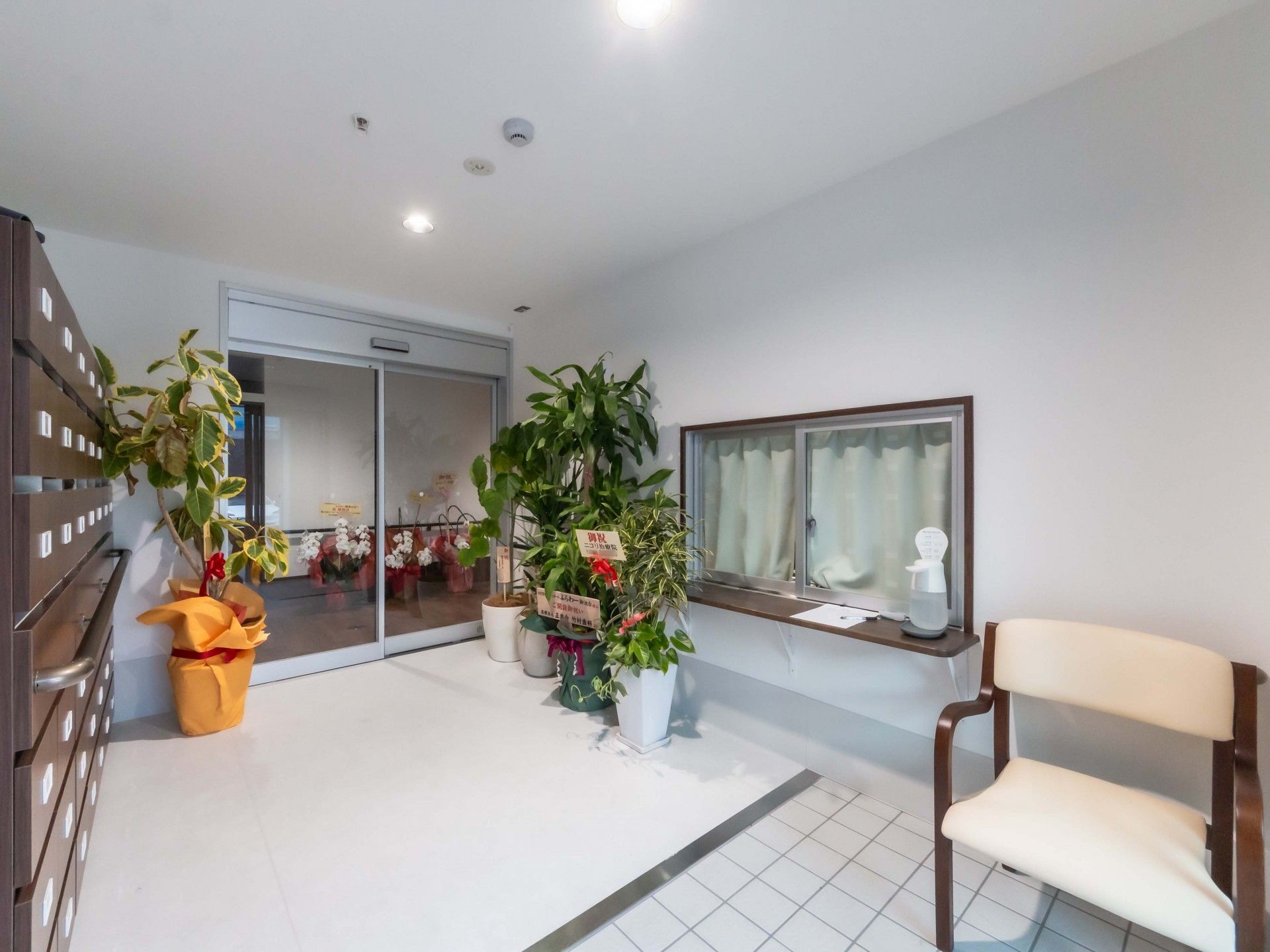 植物が飾られたエントランス