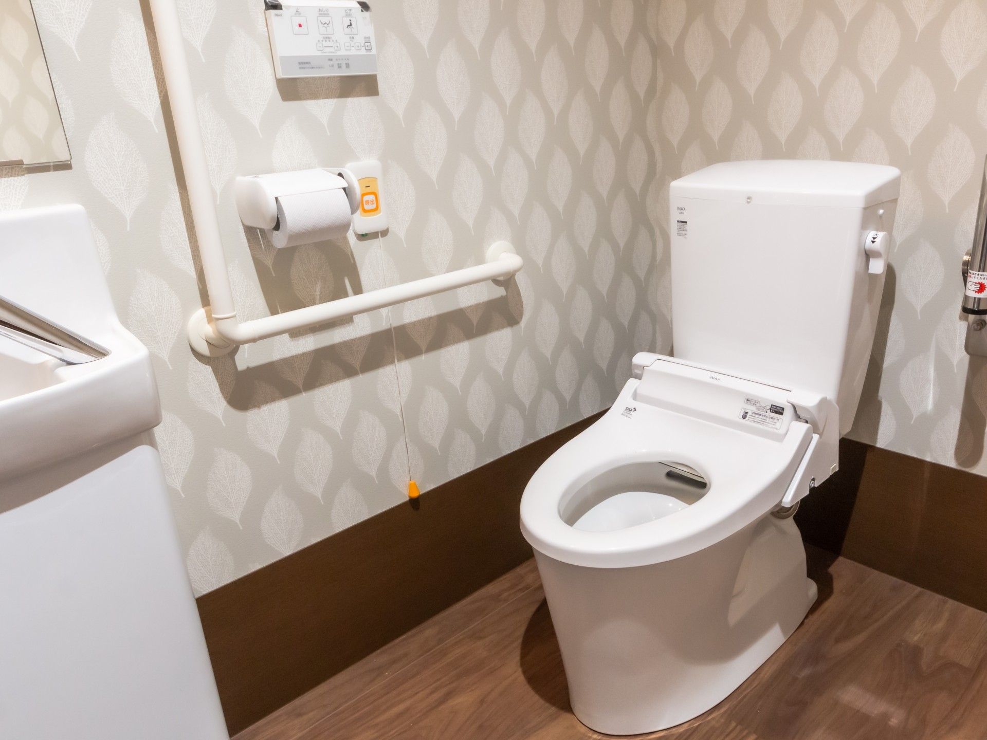 手すり付きのトイレ