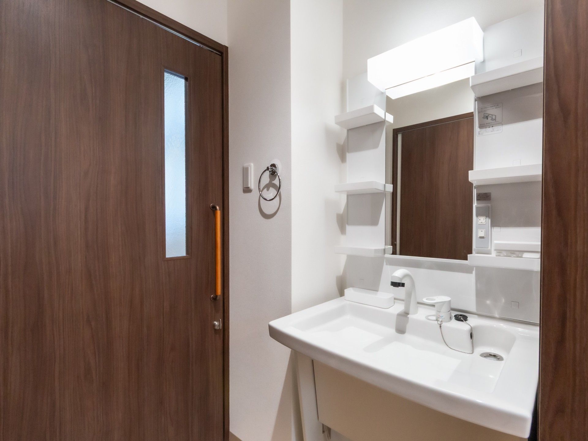 洗面台と木製ドアの空間